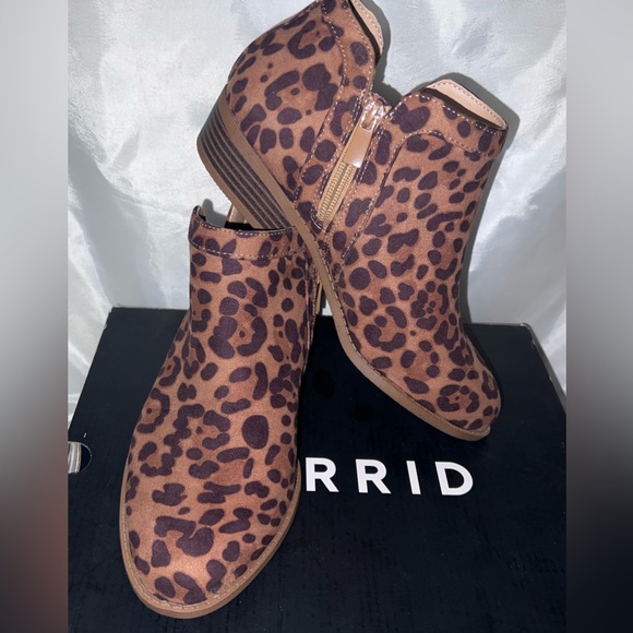 Torrid LEOPARD PRINT FAUX SUEDE V-CUT ANKLE BOOTIE (7.5W) NEW - Picture 2 of 5